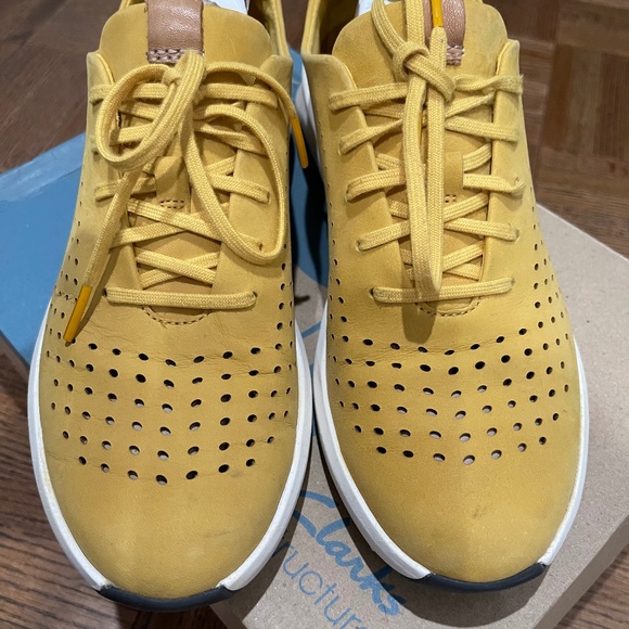 Clarks Un Rio Tie Stone Nubuck Sneakers 49853 EUC size 8.5 M yellow - Picture 2 of 10